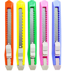 Cutter mic, 9mm din plastic, multicolor, 24/set engros