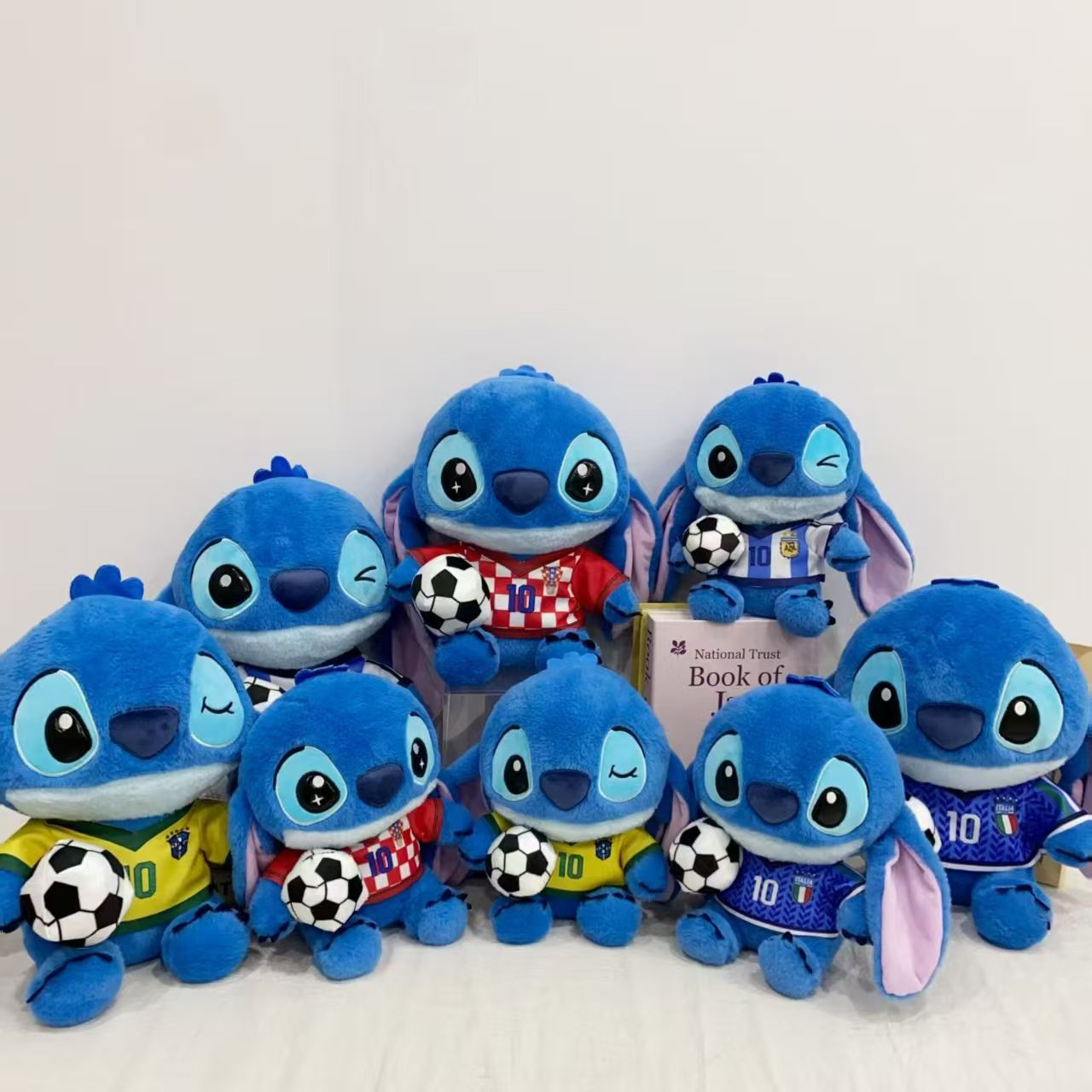 Jucărie de Pluș Stitch Fotbal 25cm, Ediția Campionatului Mondial, cu Minge de Fotbal&nbsp;