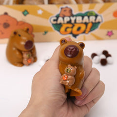 Jucarie Squeeze Labuta 16/set Model Capybara cu Pui 5.5cm, Diferite Culori