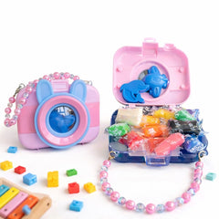 Aparat Foto Stil Geantă 10x12cm, cu 12 Plastiline Colorate și 2 Forme de Modelare pentru Copii
