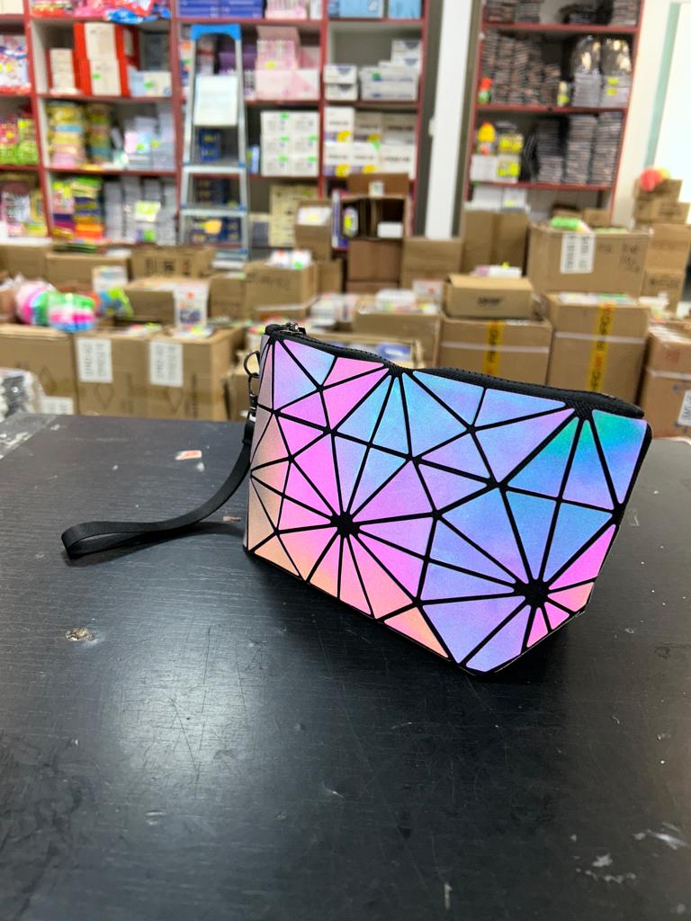 Geanta portfard dama holografic luminos cu triunghiuri multicolore